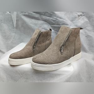 NWT Time and Tru ankle boots w/ memory foam (8 wide)